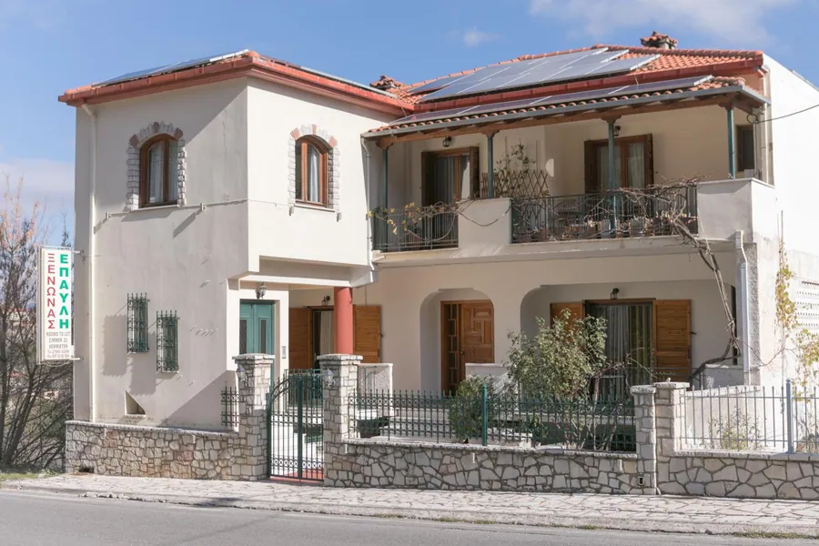 Η πρόσοψη με τις καμάρες και την αυλή